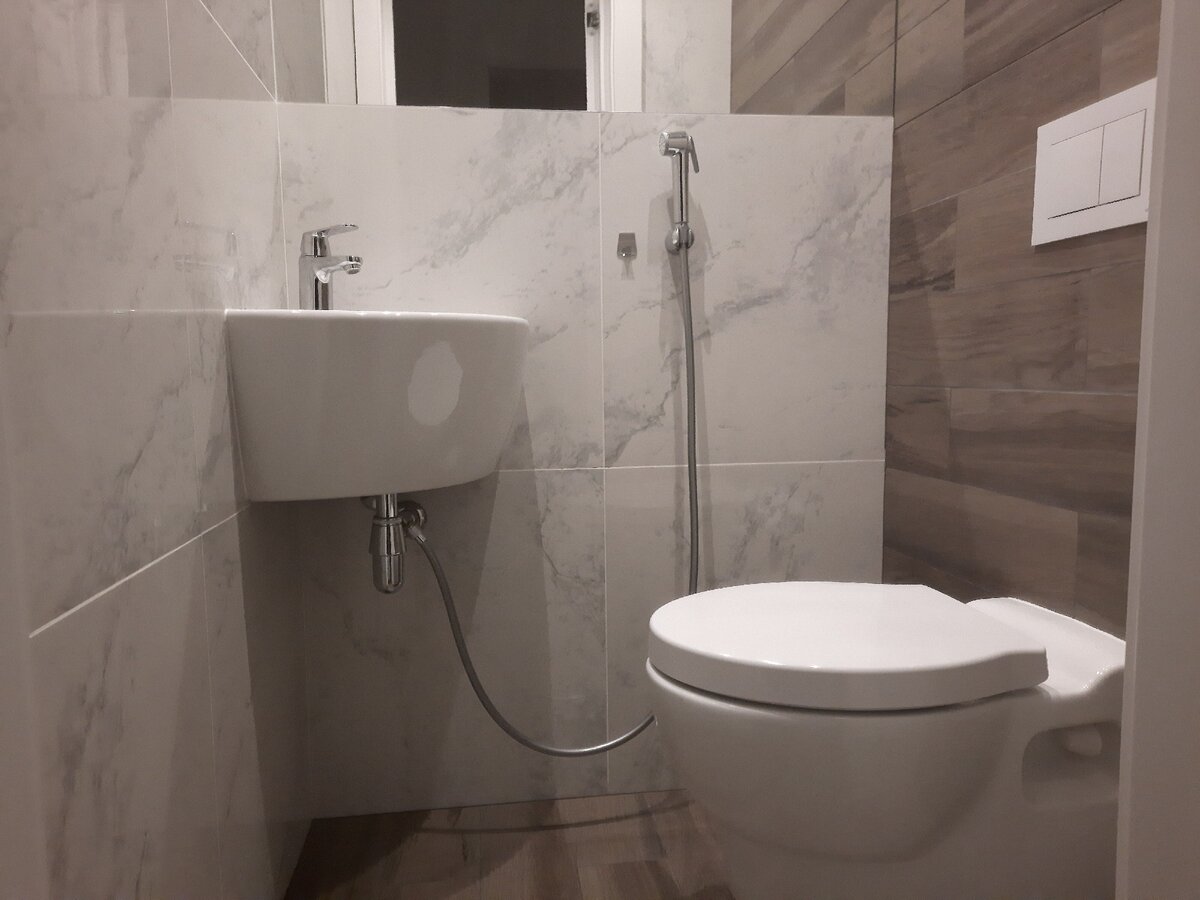 Смеситель с гигиеническим душем для раковины. Фото автора.