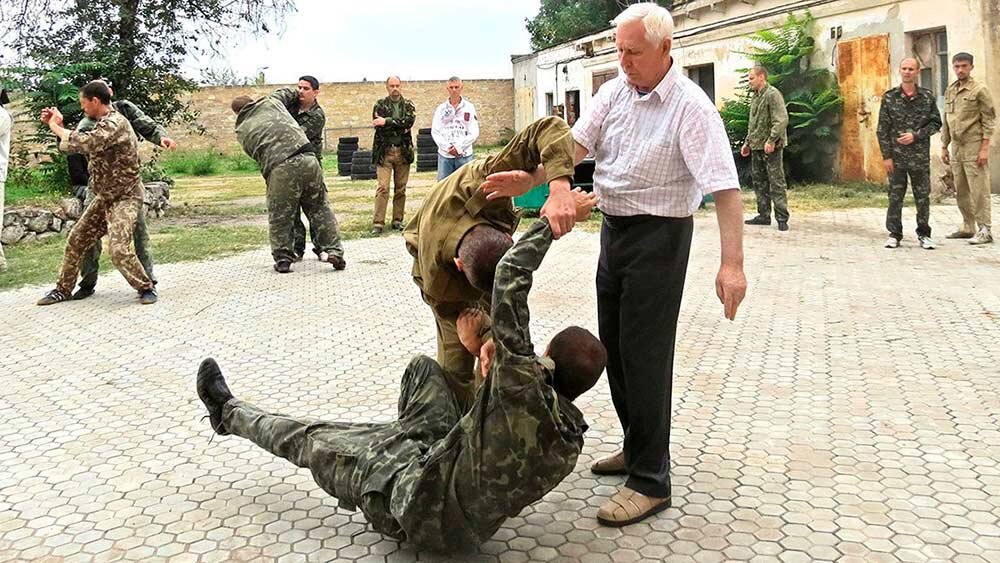 Вопрос самообороны актуален во все времена, умение постоять за себя делает человека более уверенным. Существуют не только азиатские школы боевых искусств, но единоборства в традиционном русском стиле.-2