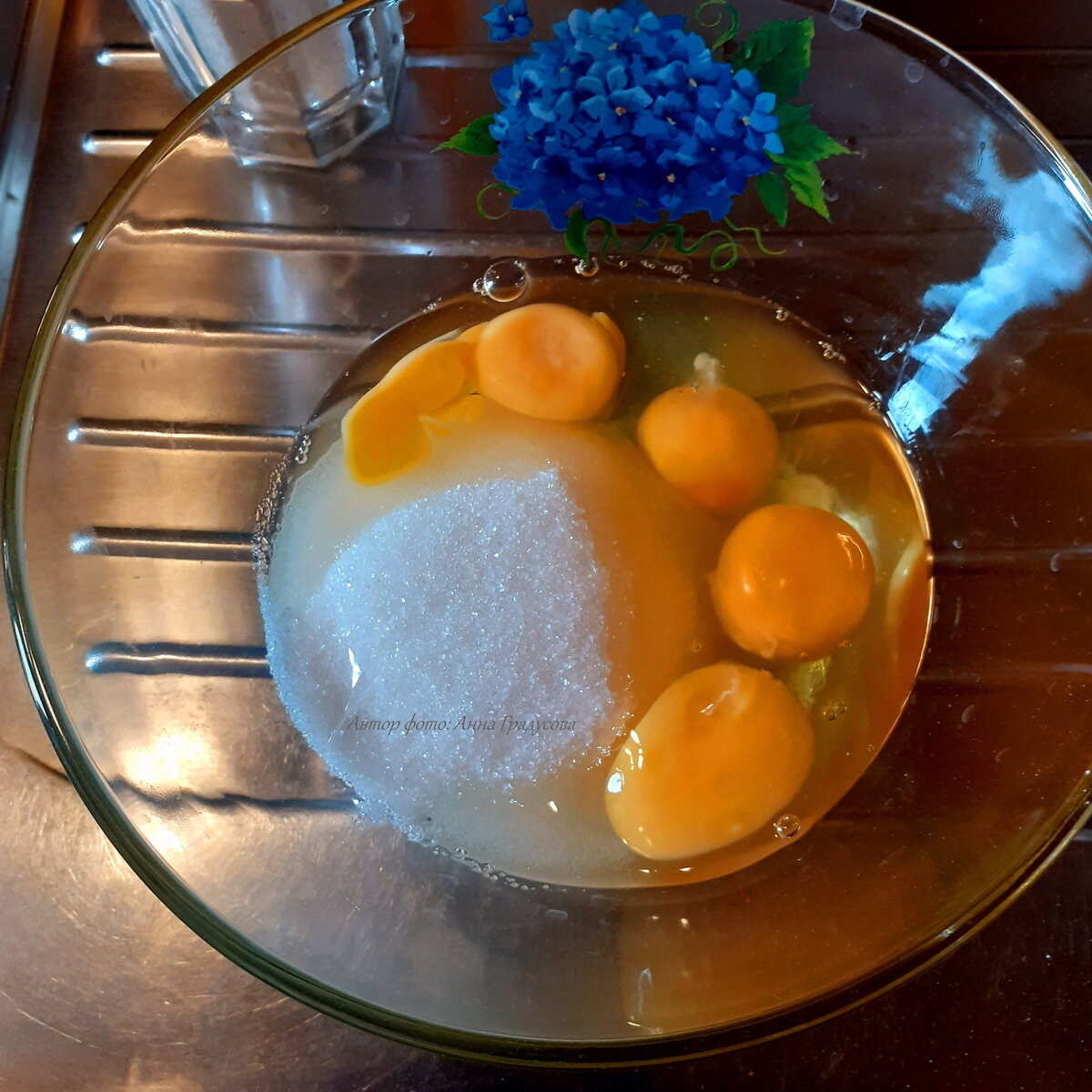 в миску добавляем яйца и сахар