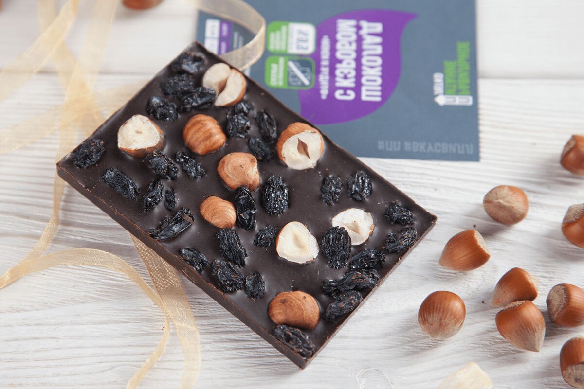 Шоколад с кэробом фундук и изюм — это полезный аналог обычной плитки. Состоит из какао-бобов без холестерина, жиров и сахара.