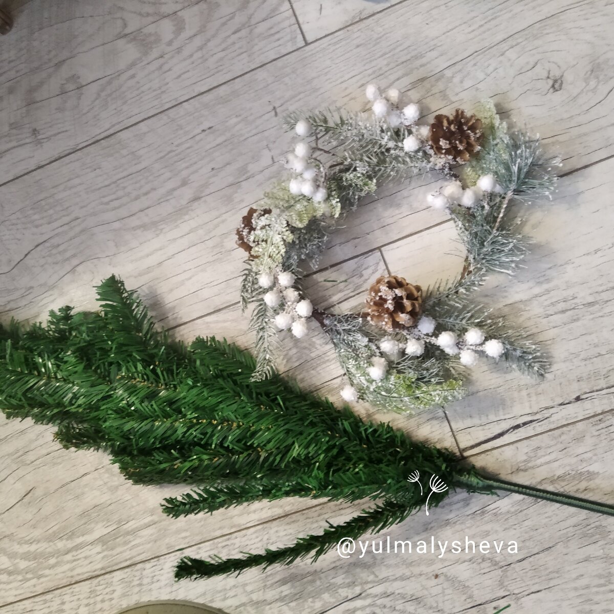 Для венка купила в Фикспрайс метровую елку за 99 рублей и венок за те же 99 рублей - симпатичный, но совсем жидкий 