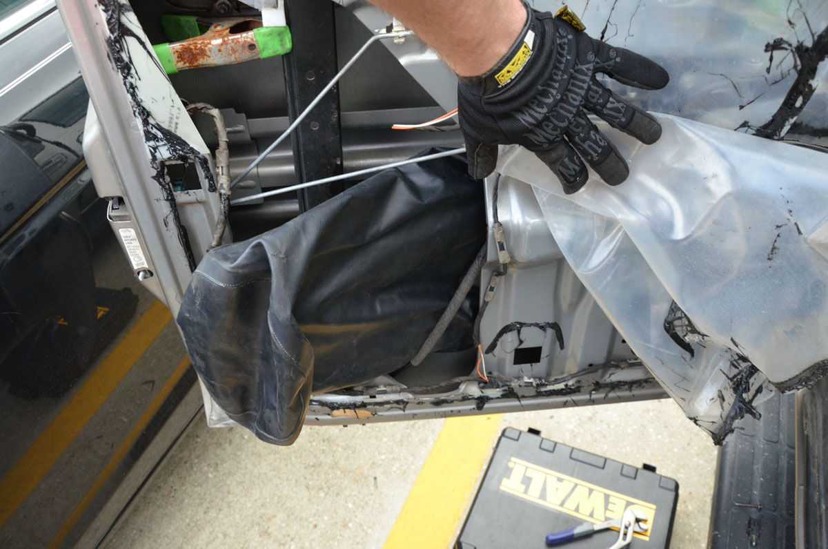 Под обшивкой одной из дверей был найден пакет