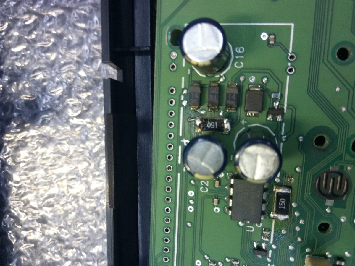 На фото видно, что резистор под индикатором пытались пропаять. Не получилось. И заодно засорили дорожку и испортили работу индикатора. 