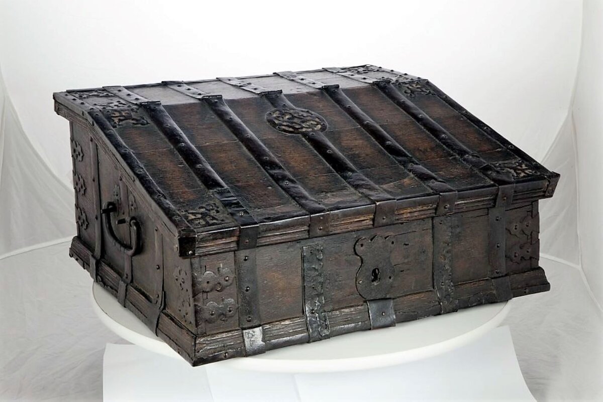 Ларец-изголовник, в котором Пушкин хранил свои бумаги. XVII в., Россия. Дуб, железо кованоеМемориальный музей-квартира А. С. Пушкина, Санкт-Петербург