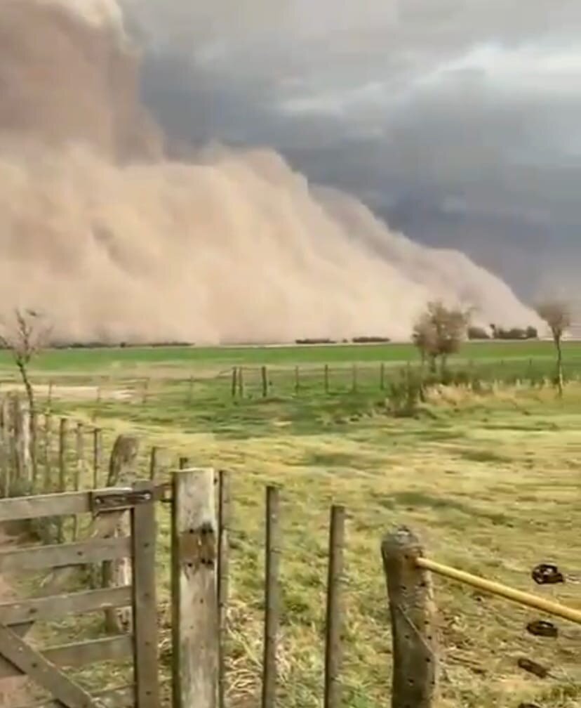 Огромная необычная песчаная буря возле Катрило, Ла-Пампа, Аргентина (18.12.2020)
