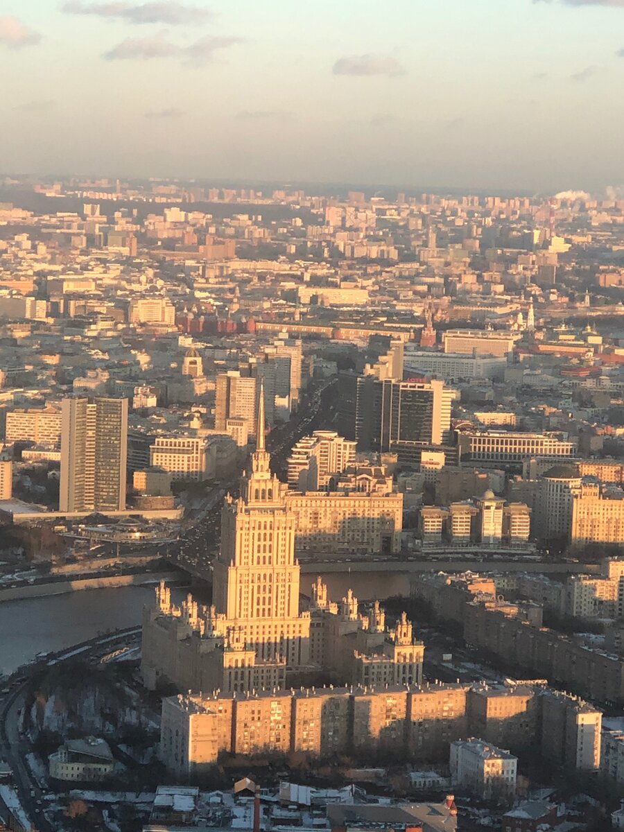 Прямо за сталинской высоткой вверх на панораме Москвы уходит широкая прямая улица. Это и есть Новый Арбат, его протяжённость чуть менее 2 км. По обе стороны от проспекта исторический район Арбат. Фото автора, 2020 год.