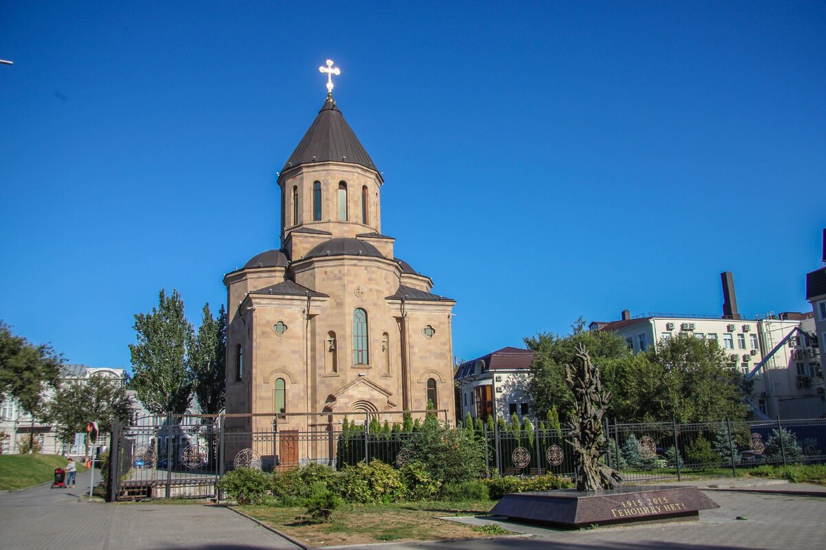 С самого начала существования Нахичевани в городе строились церкви, духовные семинарии, образовательные учреждения