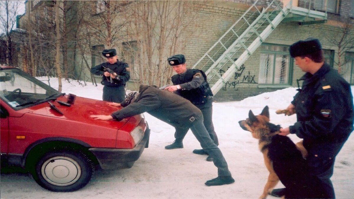 Включи оперов. Оперуполномоченный УБОП. Опер уголовного розыска в гражданке. Оперуполномоченный на задании. Собака Уголовный розыск.