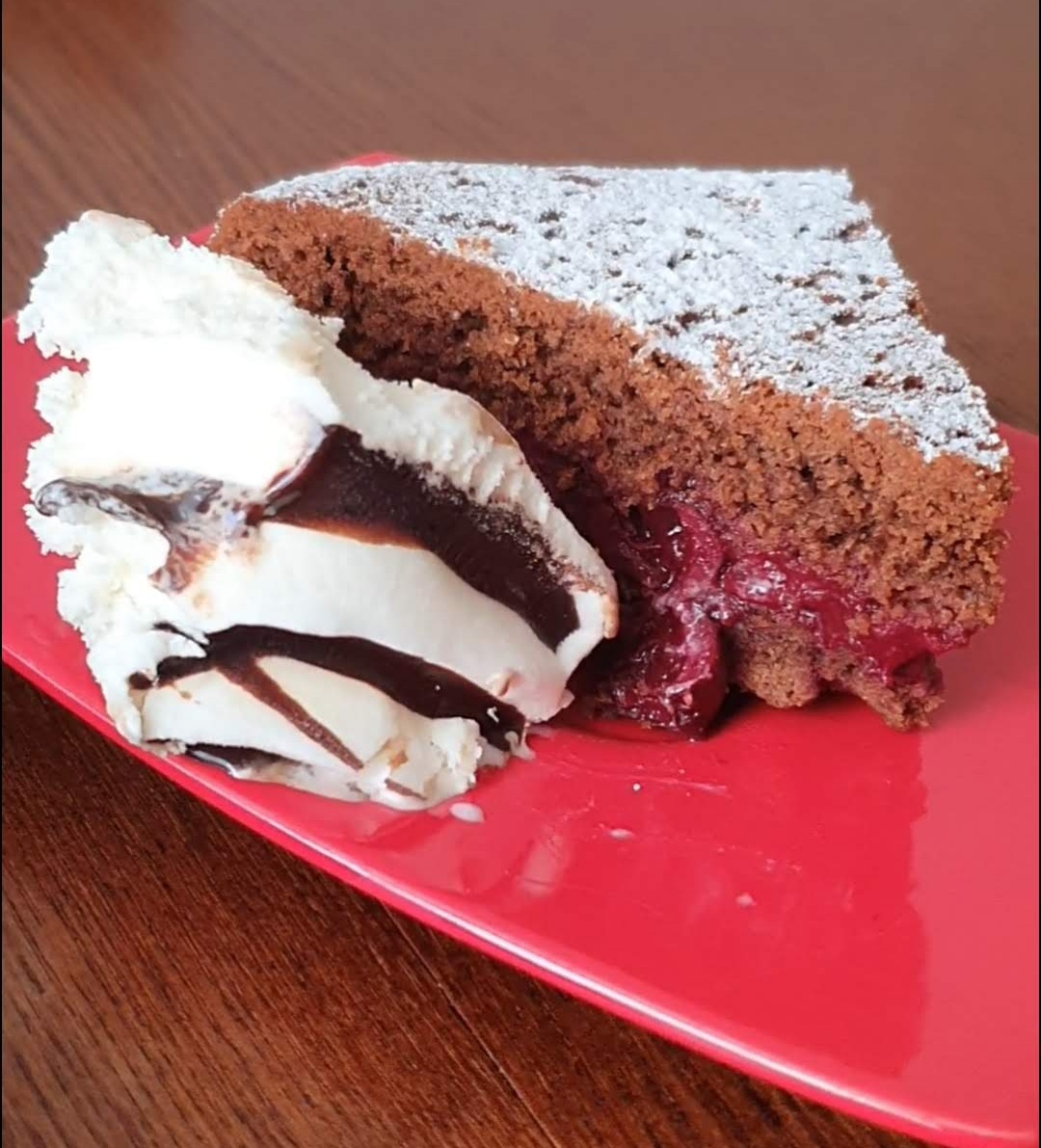 Шоколадный вишнёвый пирог