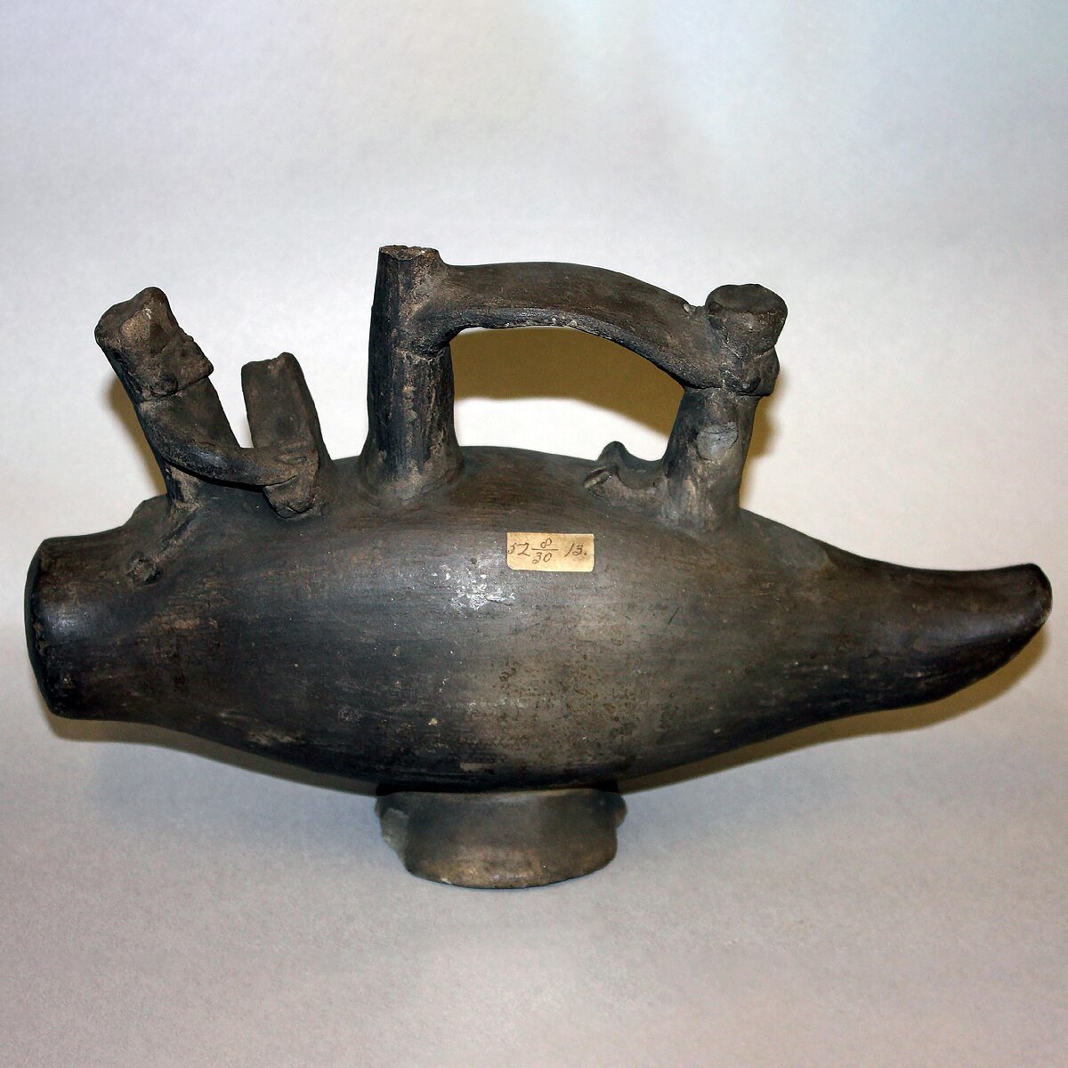 Сосуд в виде лодки-тоторы с человеком. Чиму, 900-1430 гг. н.э. Коллекция The British Museum.