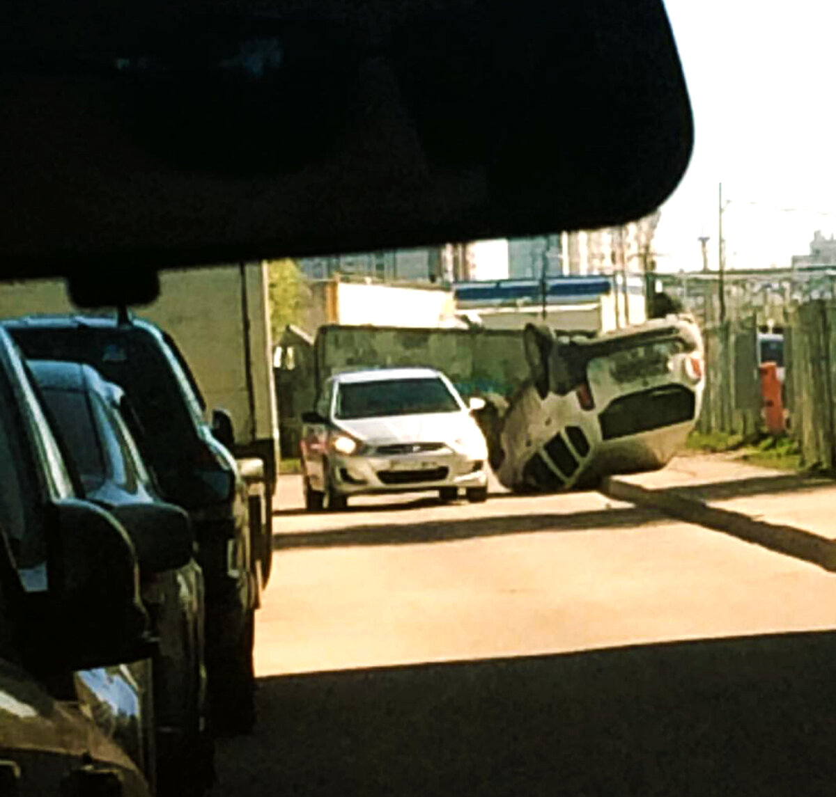 Автомобильная авария, автомобиль перевернулся на крышу.