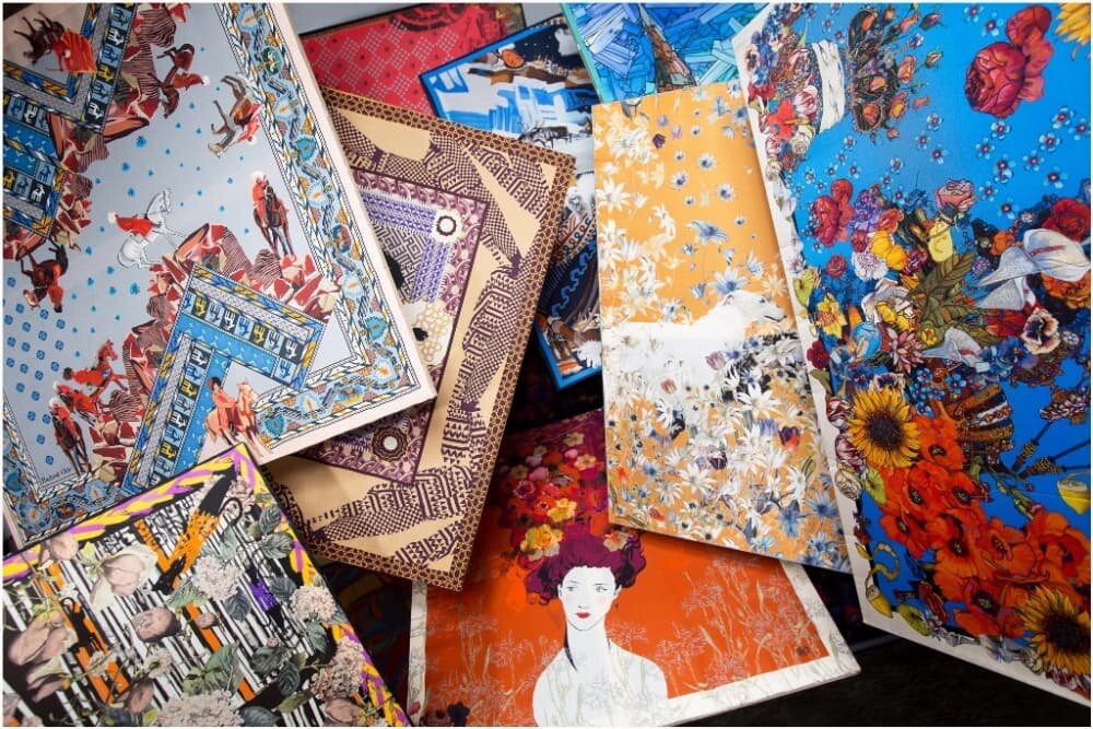 Вот так выглядят платки, натянутые на подрамник