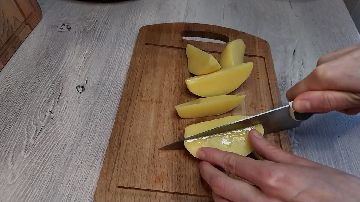 Нарезаем картофель дольками