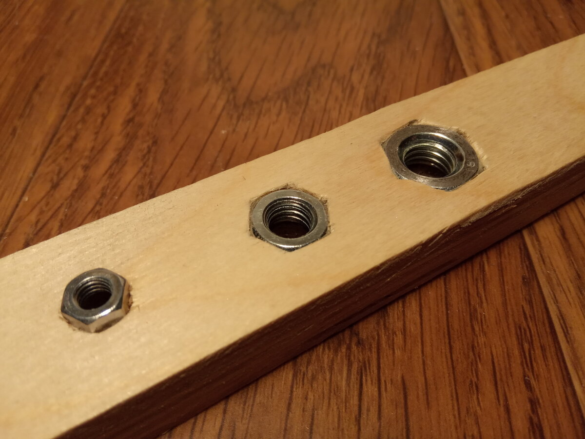 Обычная фанера и обычные гайки 