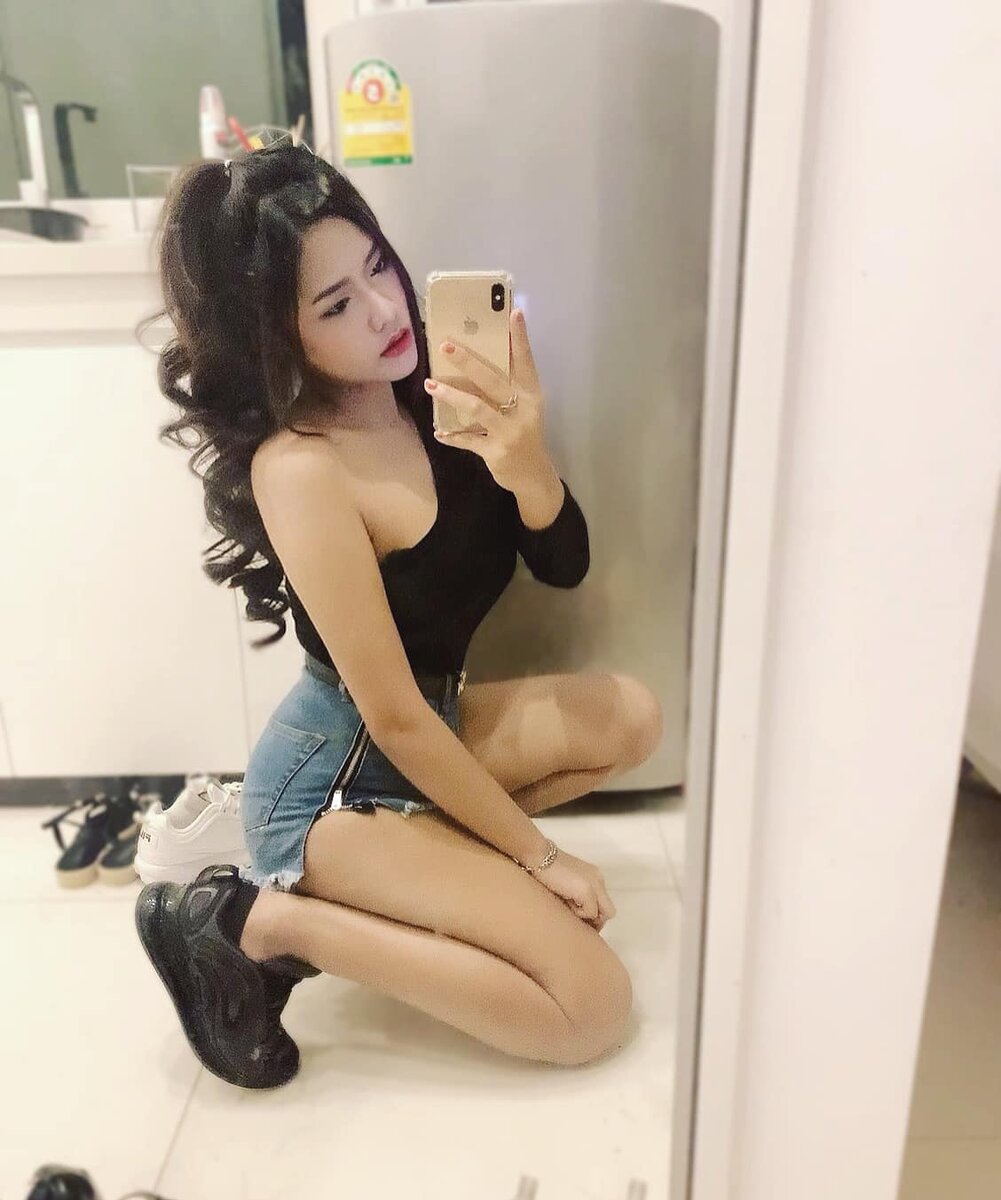 Просто тайка с мобилкой, не ворованной (но это не точно)