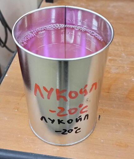 Жидкости налиты в металлические ёмкости.