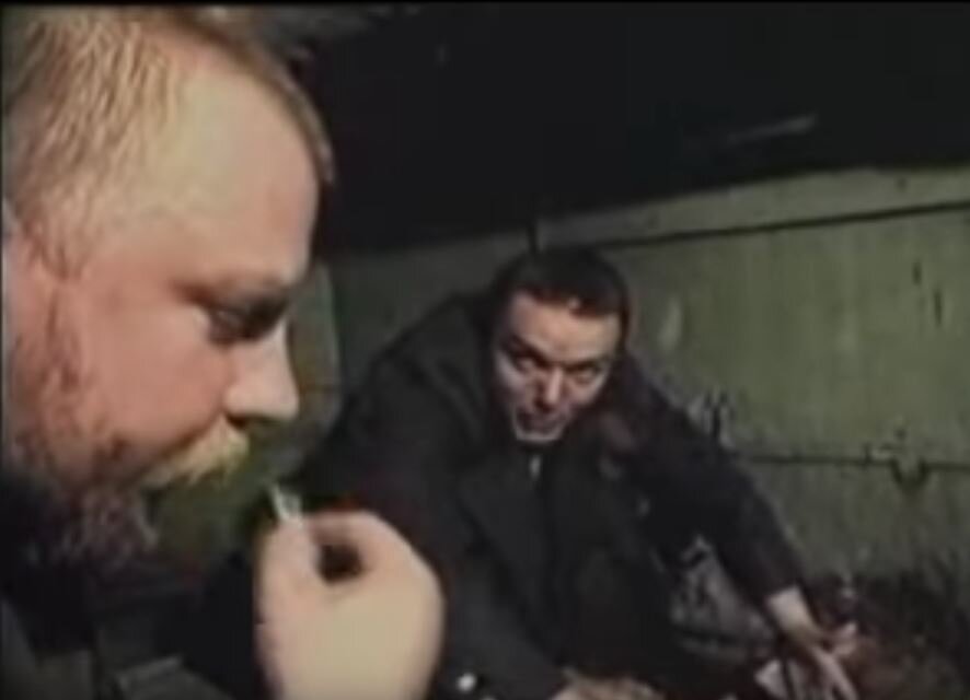 Тема фильма — отношения между армейскими офицерами в условиях закрытого общества военной части.