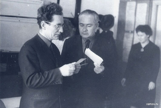 Лев Григорьевич  слева, в очках. http://news.samsu.ru/news/2015052002/