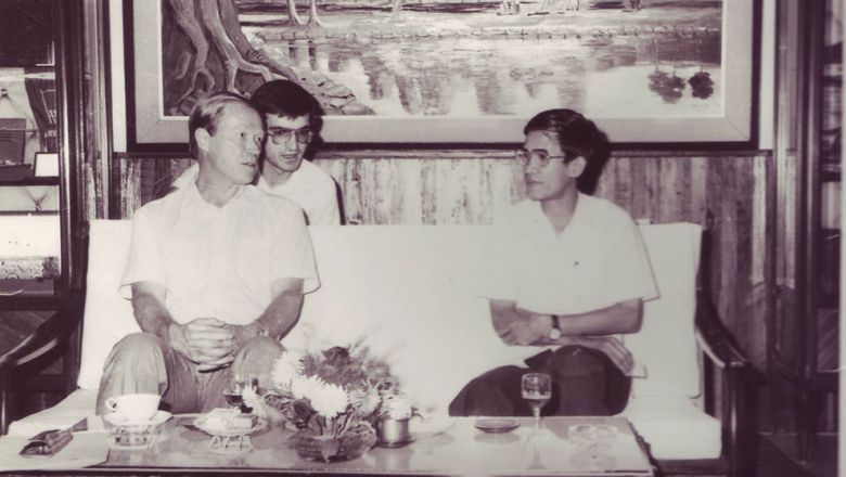 Игорь Рогачёв(представитль МИД СССР) , Олег Самородний (переводчик) и Сеня 