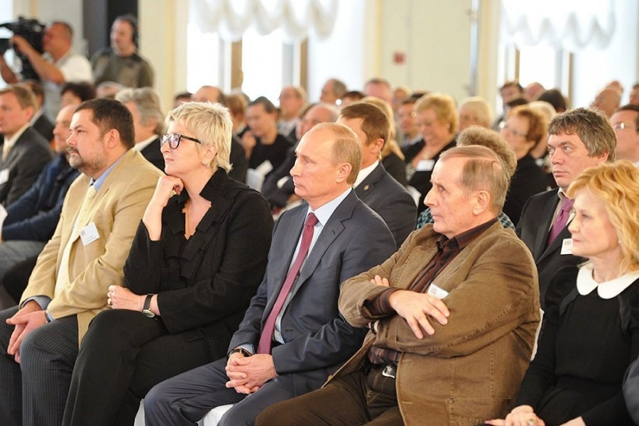 Справа от Владимира Путина сидит Михаил Веллер