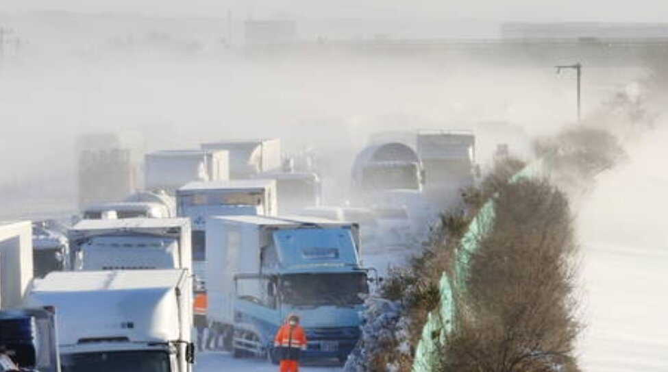 Более 130 транспортных средств оказались вовлечены в налет на японской скоростной автомагистрали, в результате чего один человек погиб после того, как сильный снегопад накрыл обширные территории северной и северо-восточной Японии. По словам полиции и пожарных, авария со смертельным исходом произошла около полудня во вторник на скоростной автомагистрали Тохоку в Осаки, префектура Мияги, в результате чего один человек погиб, а еще 10 были госпитализированы.  Сильный снегопад продолжает накрывать большие территории северной и северо-восточной Японии, создавая неблагоприятные условия для вождения. Видео, показанные по национальному телевидению, показывают масштаб ущерба, нанесенного примерно 130 автомобилями, стоящими на шоссе. Спасательные команды работают над освобождением более 200 пассажиров, застрявших в своих автомобилях на 900-метровом участке шоссе.  Операторы скоростных автомагистралей заявили, что видимость близка к нулю. Японское метеорологическое агентство прогнозирует более экстремальную погоду: в регионах Хокурику, Тохоку и Хоккайдо ожидается снегопад высотой до 50, 40 и 30 см соответственно. Восточно-японская железная дорога приостановила работу некоторых сверхскоростных поездов синкансэн в регионе Тохоку из-за ненастной погоды.