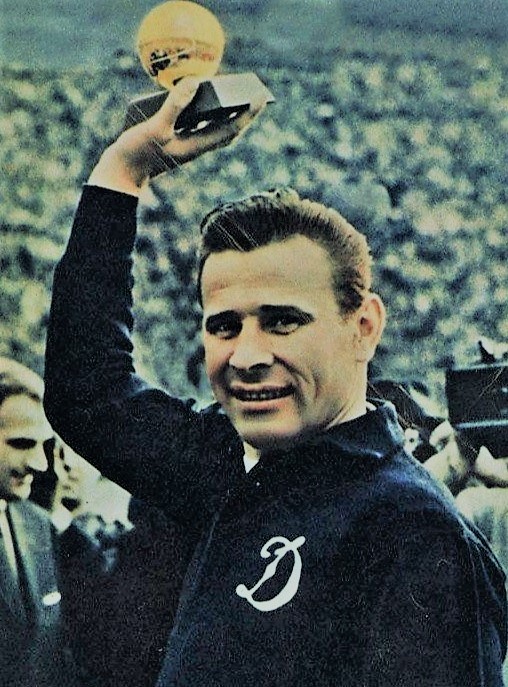 Приз лучшего игрока Европы, "золотой мяч". Сервис: Яндекс картинки.