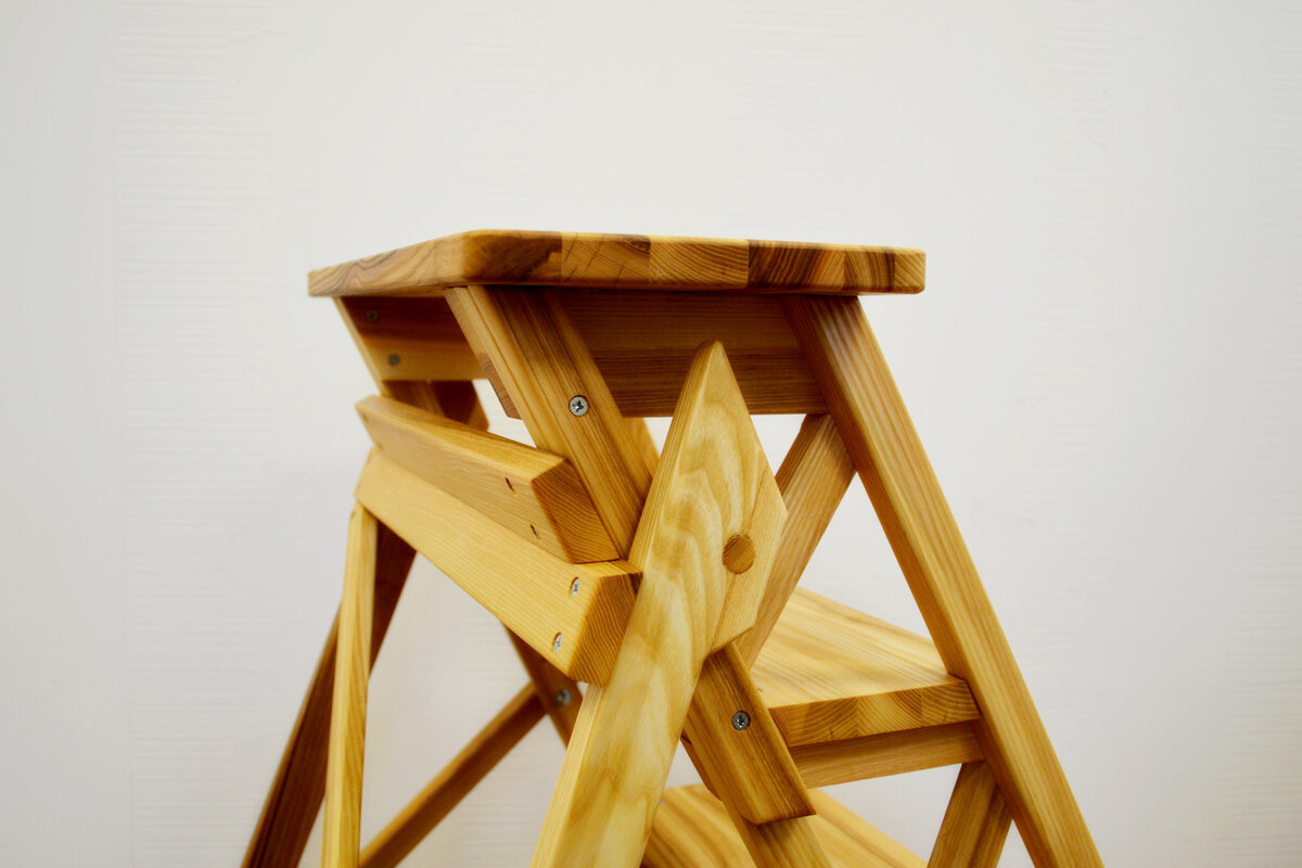 Изготовление стремянки - стула.  Этот вариант стремянки запатентована в  1882 году.  Автор идеи Чарльз Аллан Джонс. Покрытие: масло
Видео: