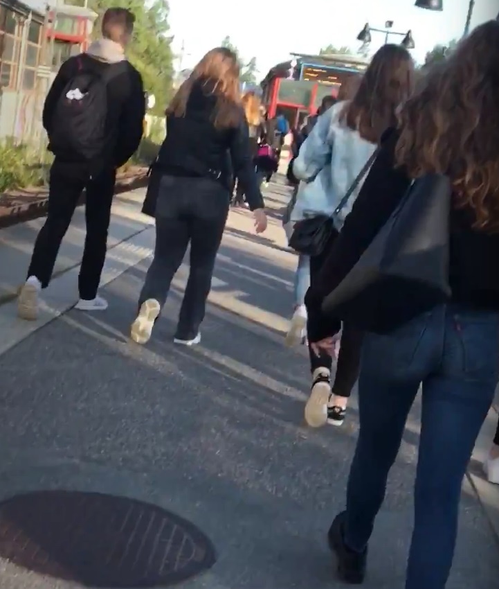 Студенты идут на занятия. фото автора 