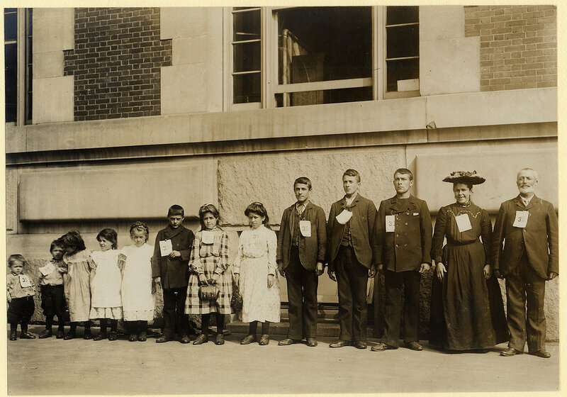 Немецкий эмигрант Дингенис Глерум со своей женой и одиннадцатью детьми.