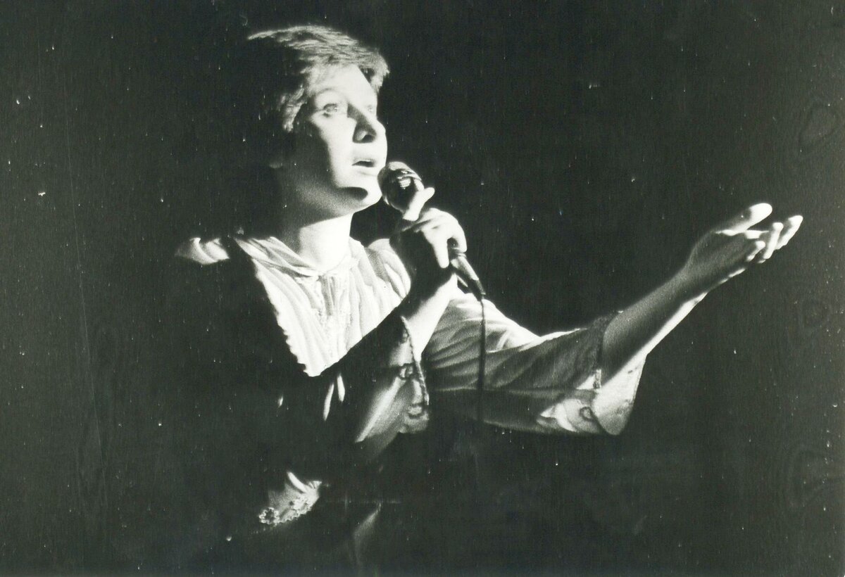 женщина, которая поет. монастырь монсеррат хор. ты сказывают петь великий мастерище. мир без любимого татьяна анциферова. великий петь.