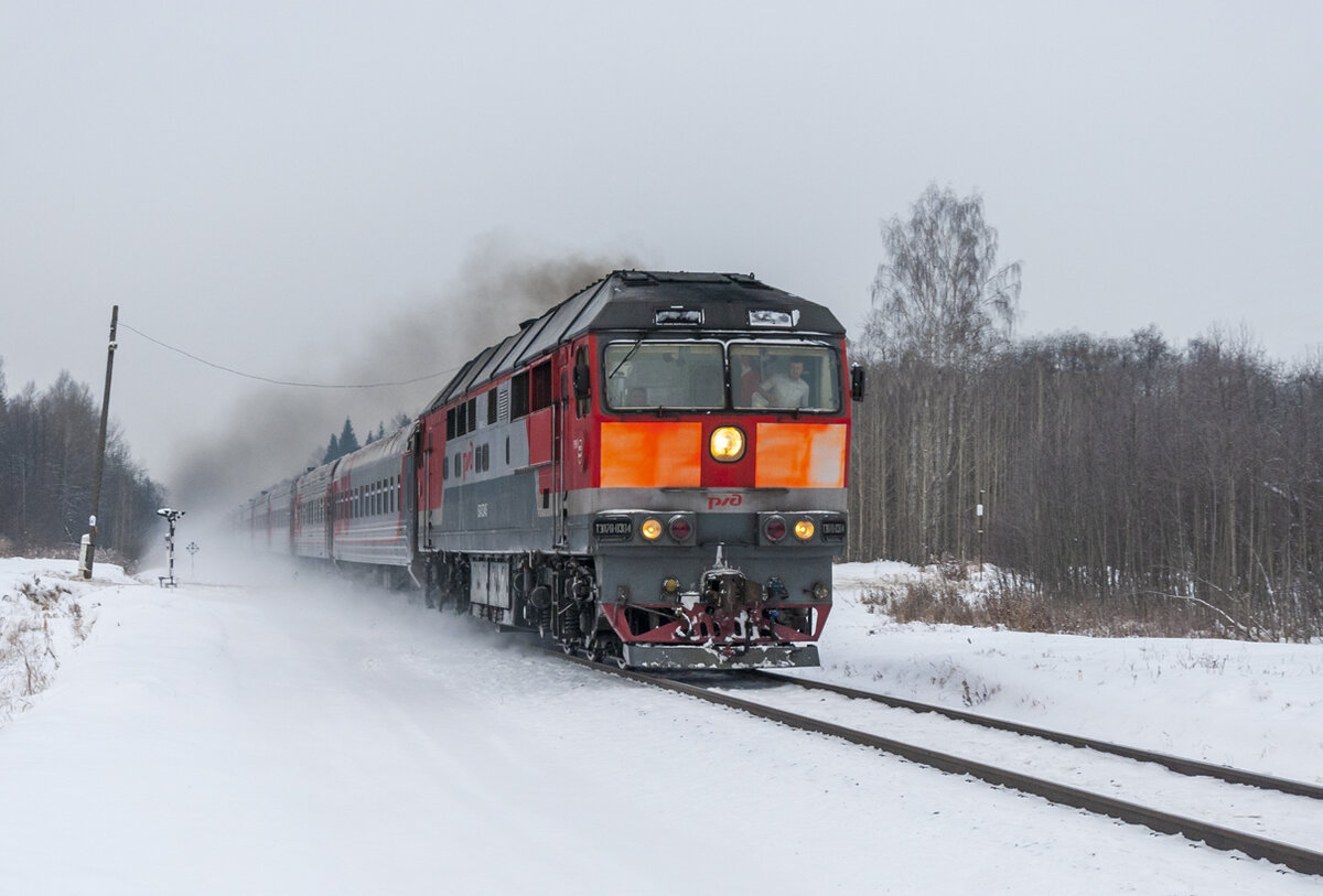 Поезд 197 под тепловозом ТЭП70 едет в пригородах Ижевска 30 декабря.
