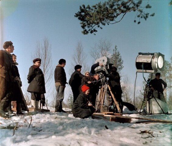 Мне кажется, в каждой стране есть свои новогодние фильмы. Вот в России, например, смотрят "Иронию судьбы". В США, какого-нибудь "Гринча".
