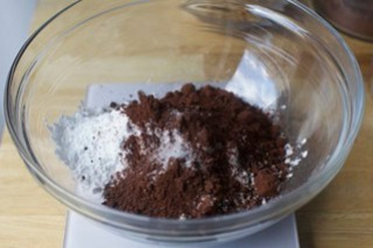 Какао и сахар в миске