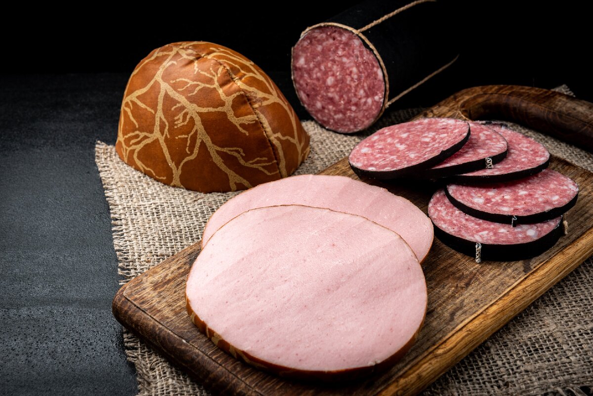 4 кусочка колбасы. 4 кусочка колбасы. Меттвурст колбаса. Колбаса нарезанная. Острая колбаса салями.