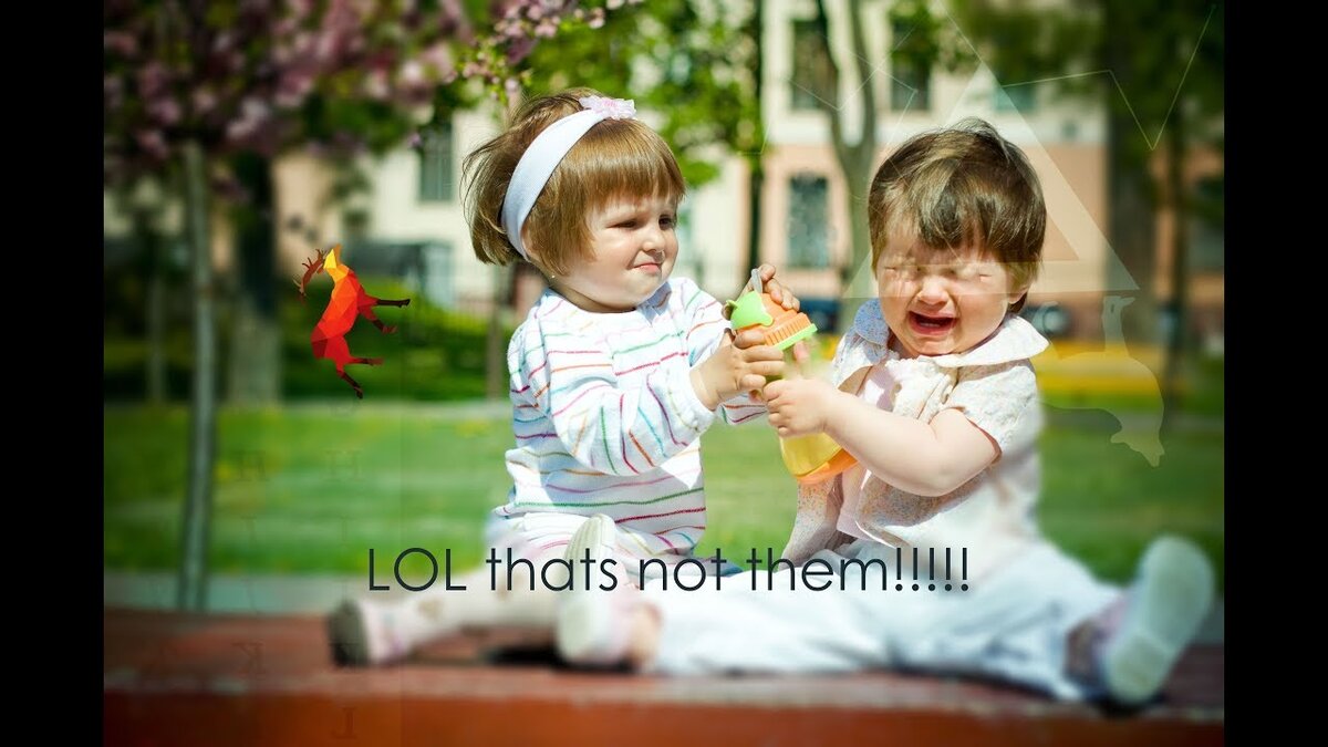 Дети дерутся на детской площадке