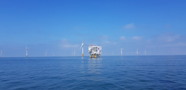 Эта  фотография, предоставленная Korea Offshore Wind Power 27 октября 2020  года, показывает испытательный полигон морской ветряной электростанции,  которая будет построена в море у побережья между округами Гочанг и Буан,  что примерно в 250 км к юго-западу от Сеула. (Korea Offshore Wind  Power)