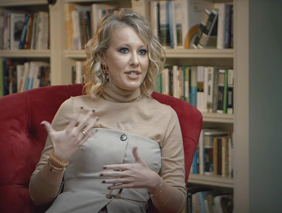 Ксения Собчак. Кадр YouTube / Дмитрий Толстяков - Школа Безопасных Инвестиций