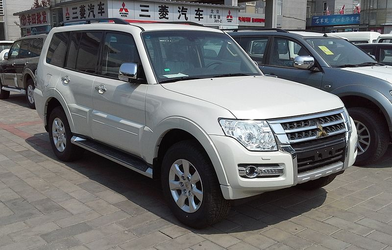 Автомобиль Mitsubishi Pajero (белый) - один из лучших авто для бездорожья