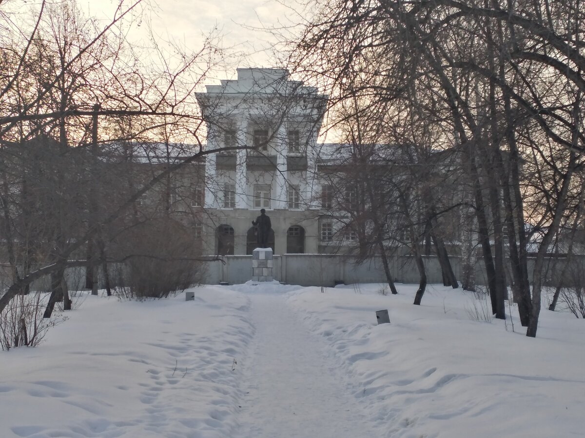 перед Белым домом стоит памятник М.И. Калинину. Здесь перед кыштымцами с балкона Белого дома выступал всесоюзный староста.