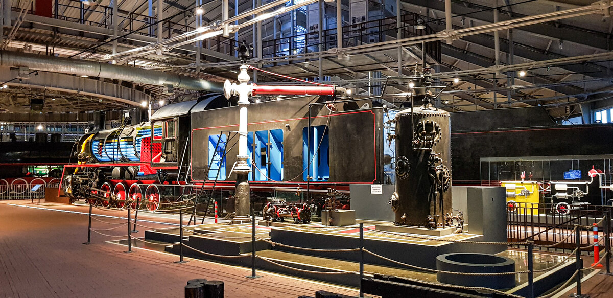 Наглядная экспозиция на тему водоснабжения паровоза водой и его устройства в "Музее железных дорог России" (С.-Петербург, Балтийский вокзал). Однако, в силу естественных причин, она далеко не полная. Собственно полную цепочку вы и найдёте в этой статье. Фото: Алексей Алексеев