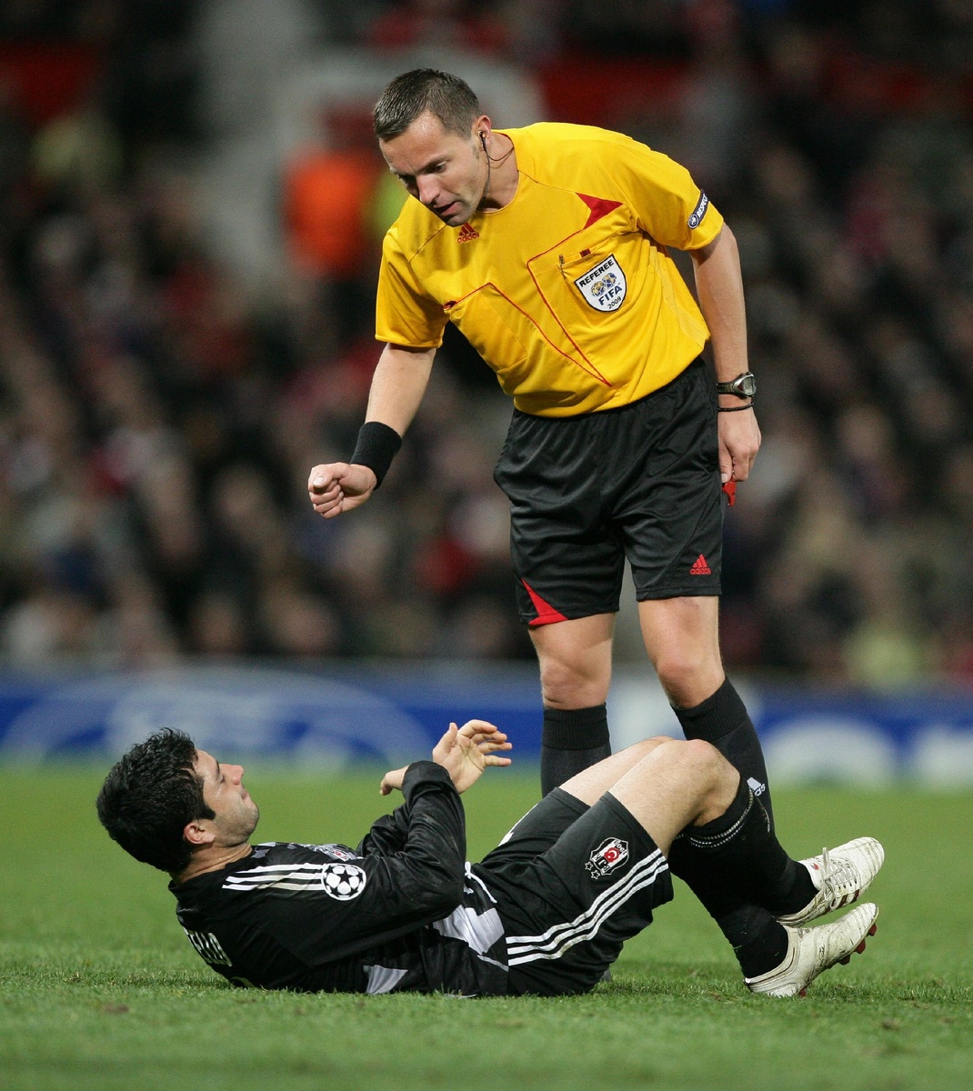 Одно время власти иранского района Аль-Харвас, который расположен недалеко от Персидского залива, наделили футбольных судей неограниченными правами. Судьи выходили на поле и имели при себе не только свисток, но и… резиновую дубинку. Власти разрешали судьям не только предупреждать или удалять футболистов, но по своему усмотрению наносить им удары резиновой дубинкой. Болельщики утверждают, что матчи в Аль-Харвасе проходили исключительно корректно.