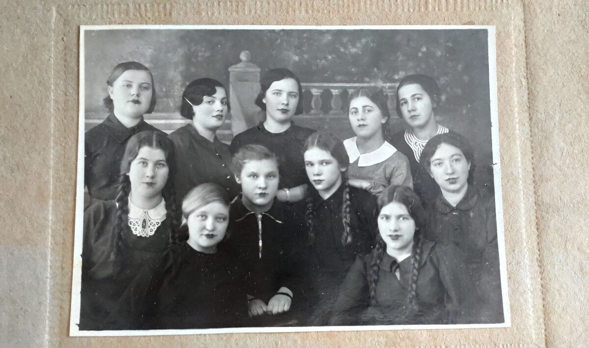 Валентина вторая справа во втором ряду с одноклассницами, выпускной класс