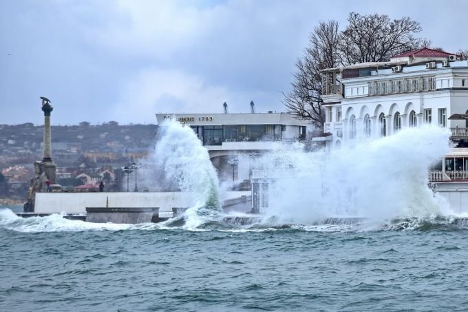 Шторм в Севастополе, январь 2021 года. Фото Юрия Югансона