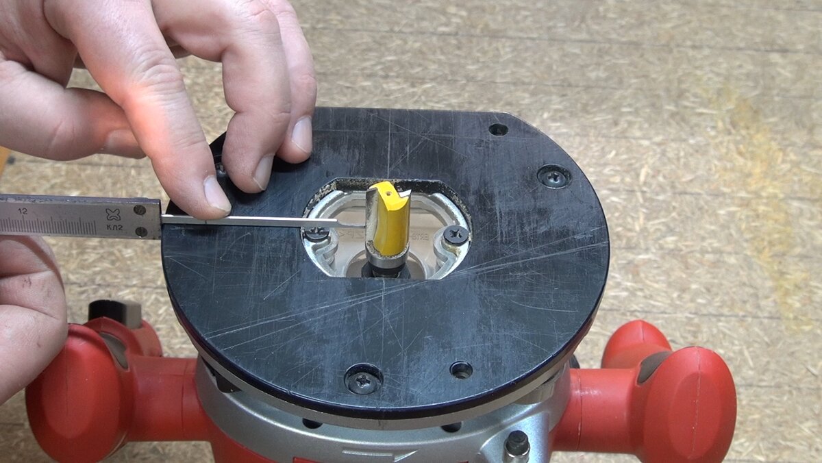 Измеряем расстояние от фрезы до края подошвы.