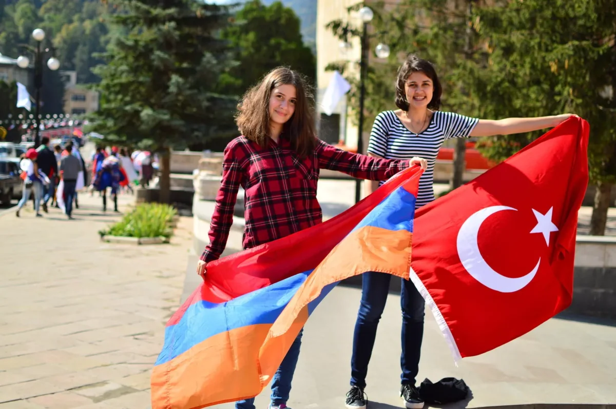 Сколько можно жить в турции. Армения Турция флаг. Армения против Турции. Турция люди. Армяно-турецкие отношения.