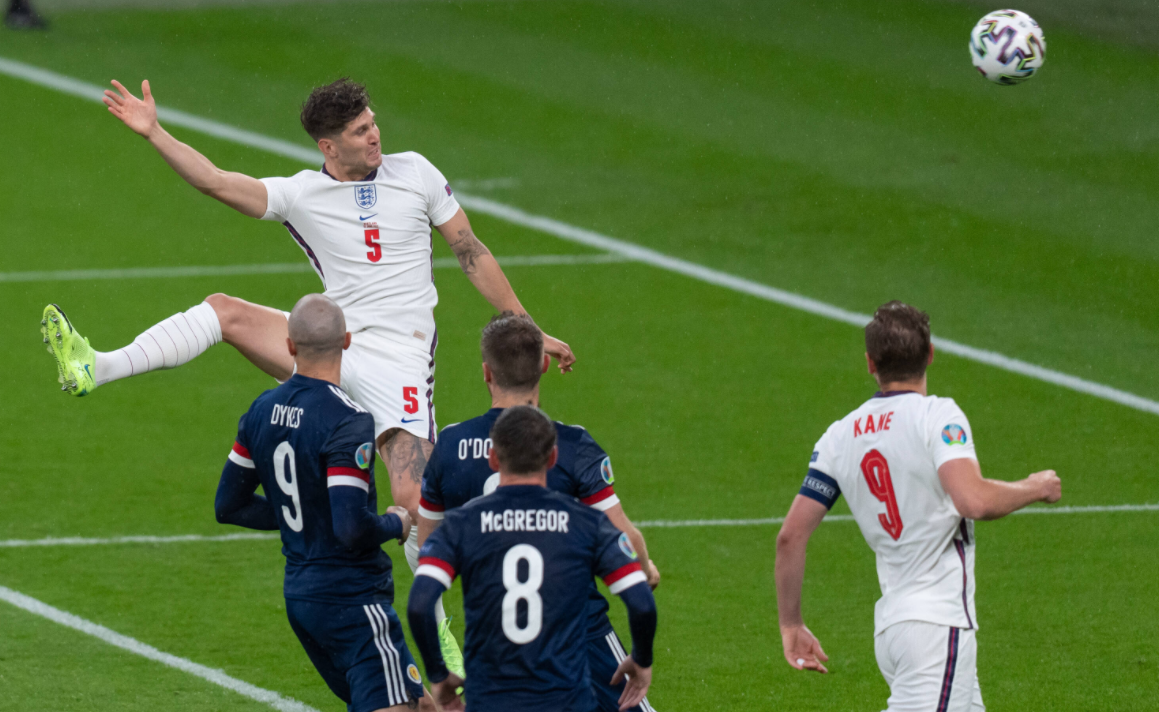 Лучший момент в матче Англия - Шотландия упустил защитник Стоунз, пробивший в штангу. Фото: globallookpress
