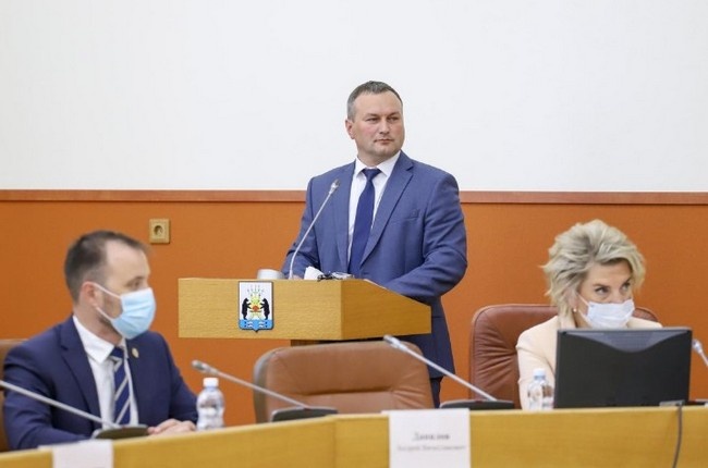 Далее. Сергей Бусурин сообщил, что принято решение о создании единой  структуры по управлению всеми парками города. Благодаря федеральной  программе «Формирование комфортной городской среды» в областном центре  появились парк Юности, Веряжский, Луговой, завершено благоустройство  сквера у ДКМ «Город», на очереди благоустройство «Чистых прудов».  Предстоит благоустройство территорий, которые заняли лидирующие позиции в  голосовании в этом году – «Псковская роща» и «Деревяницкая роща». Все  эти пространства необходимо содержать и развивать, наполнять событиями.  Губернатор Андрей Никитин назвал это решение «очень верным и  своевременным», добавив, что «на петербургском форуме… заключено очень  серьёзное соглашение между Москвой и Петербургом о создании единого  комплексного туристического маршрута. И, конечно, в рамках этого  маршрута принципиально важно, чтобы Великий Новгород был не местом, мимо  которого туристы проезжают, а одной из точек притяжения...».