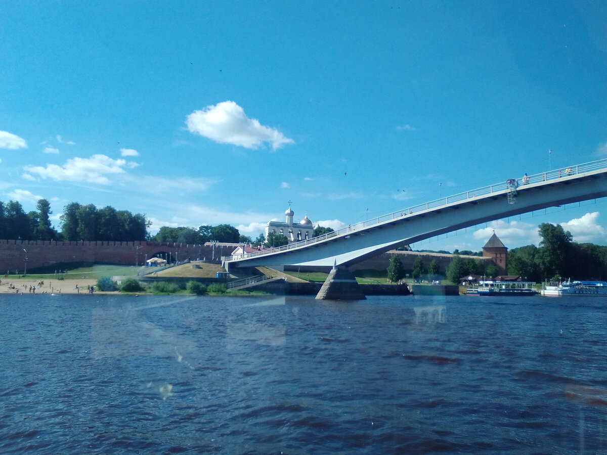 Река Волхов в районе пешеходного мостав Новгороде 
