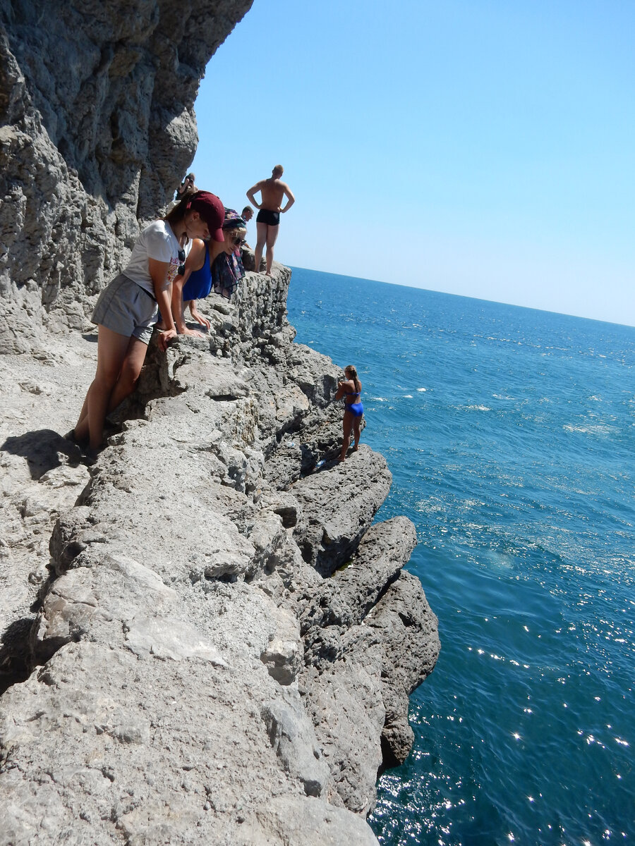 Площадка для ныряния в море перед входом в грот