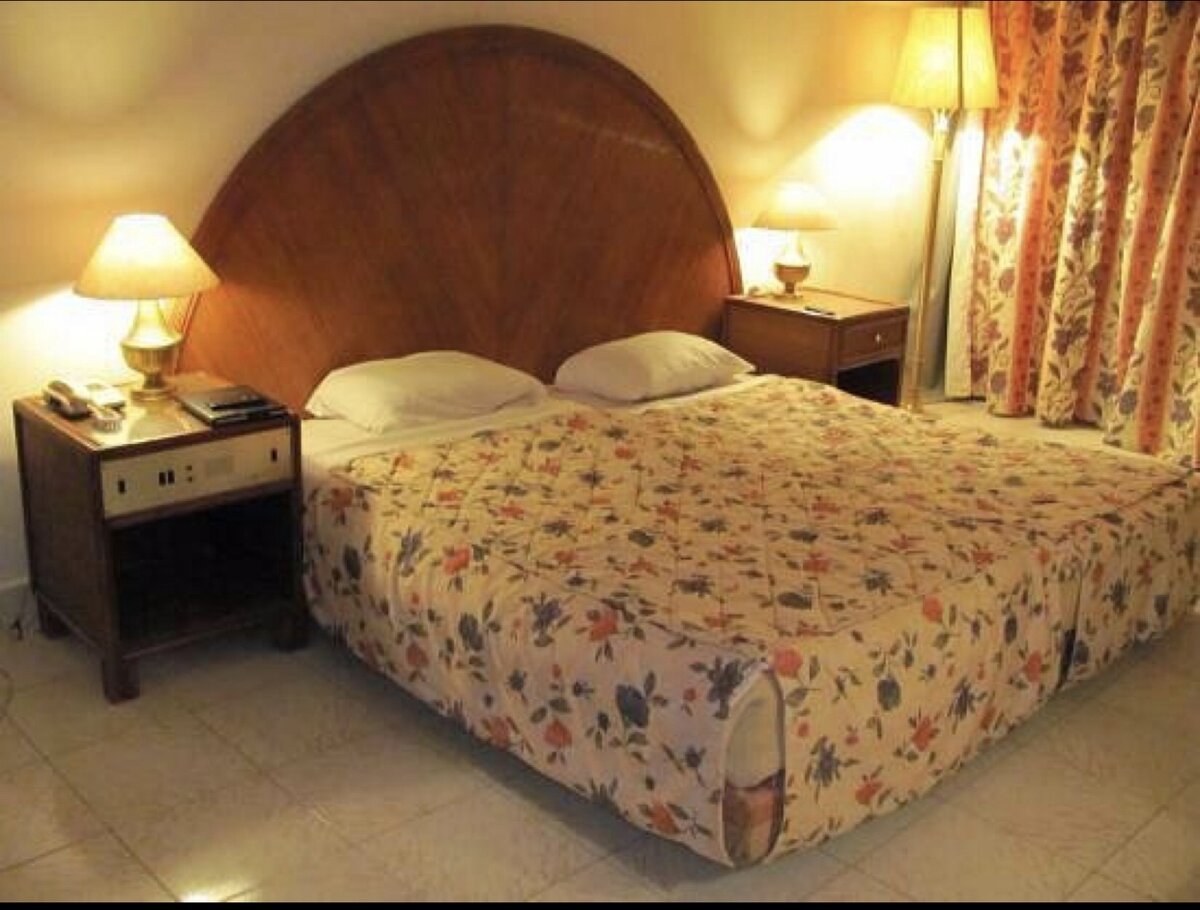 Примерно так выглядел номер  (фото взято с сайта Tripadvisor). Все наши фото были в тот момент еще не цифровыми.